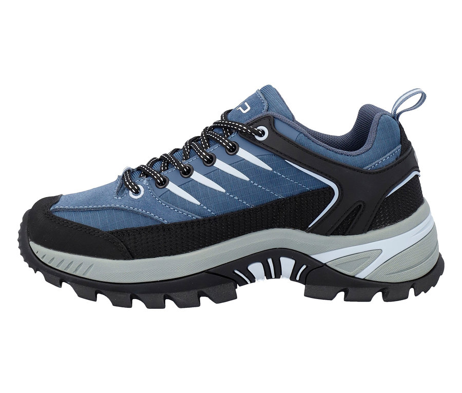 Modrá turistická topánka s čiernymi šnúrkami, čiernou špičkou a sivou podrážkou.