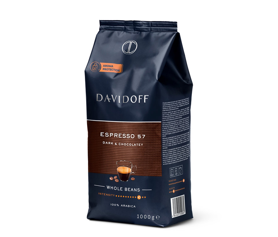 Tmavomodré a hnedé balenie DAVIDOFF CAFÉ Espresso 57 1 kg zrnkovej kávy, stojace vzpriamene, s nápismi 'DARK & CHOCOLATEY' a '100% ARABICA'.