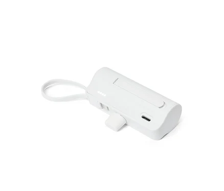 Biely obdĺžnikový batériový blok s integrovaným portom USB-C a slučkou leží na bielom pozadí.