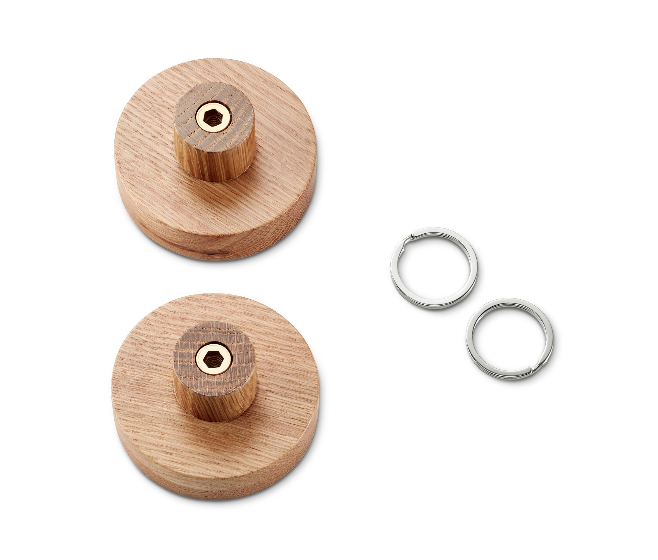 Dva nástenné háčiky z masívneho dreva a dva strieborné krúžky na kľúče na bielom pozadí.