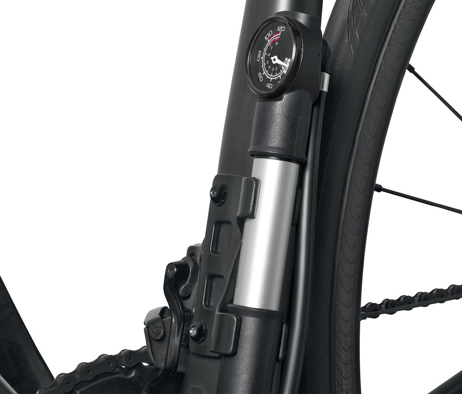 Detail čierneho rámu bicykla s namontovanou dvojcestnou pumpičkou.