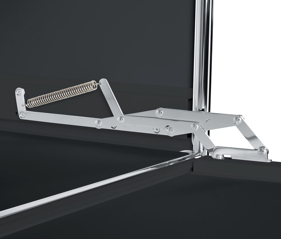 Detail otvorenej čiernej kovovej vysokej skrinky »CN3« so 4 výklopnými priehradkami.