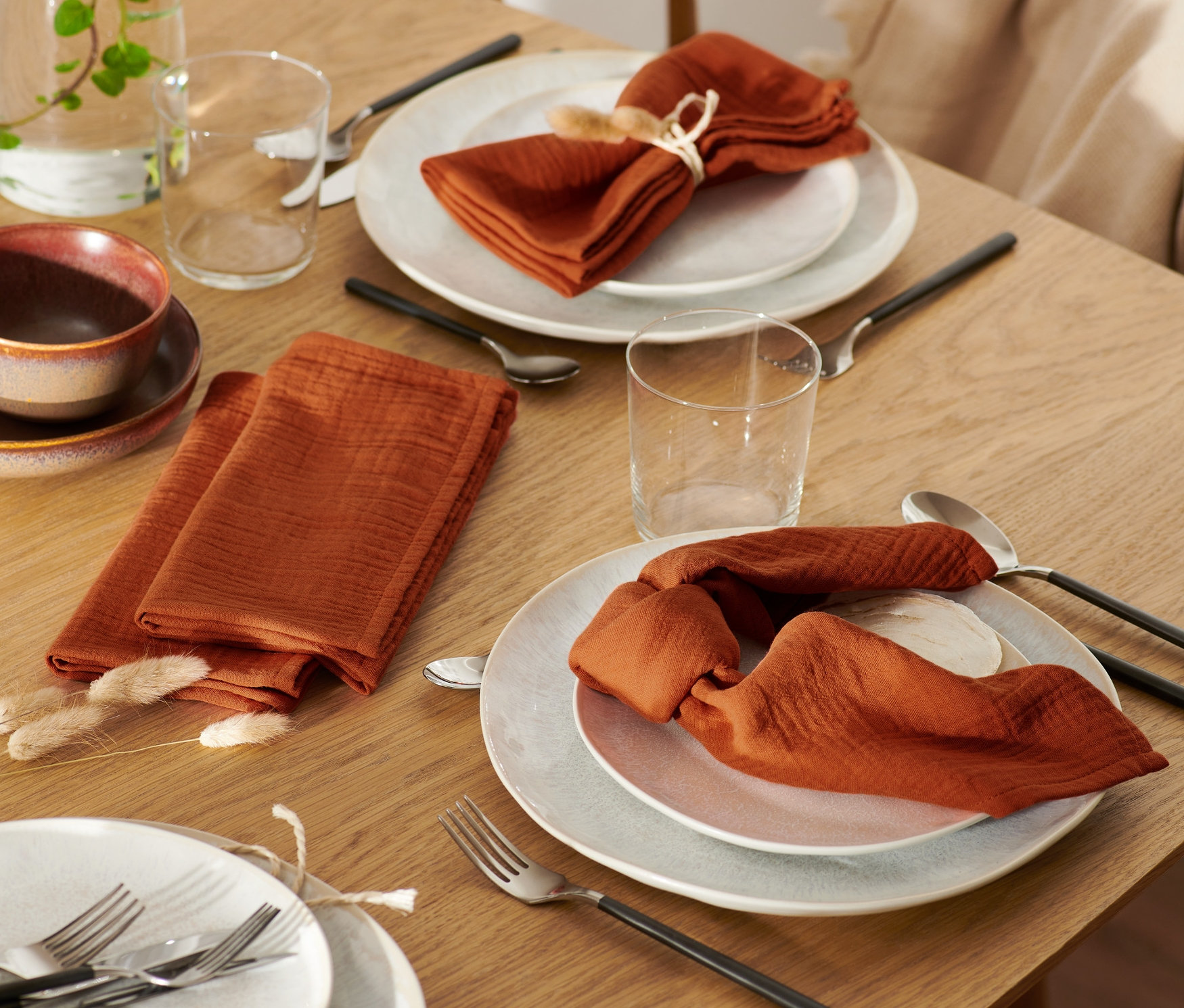 Na stole ležia mušelínové obrúsky.