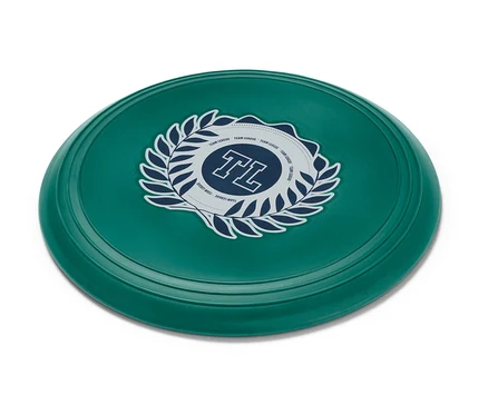 Zelený mäkký lietajúci tanier s logom na bielom pozadí.