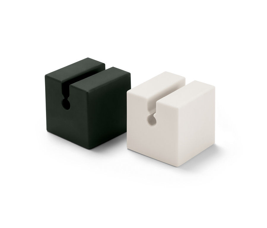 Dva organizéry na nabíjacie káble, súprava 2 ks, jeden čierny a jeden biely, stoja vedľa seba.