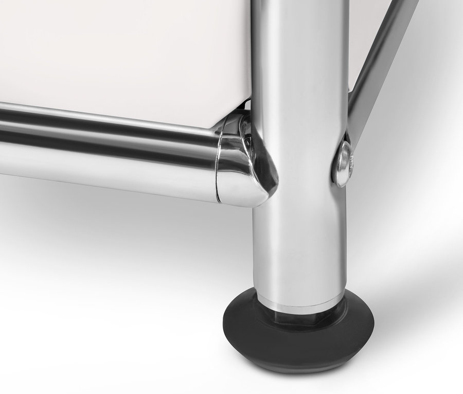 Detail kovového bieleho skriňového systému »CN3« s čiernou nohou.