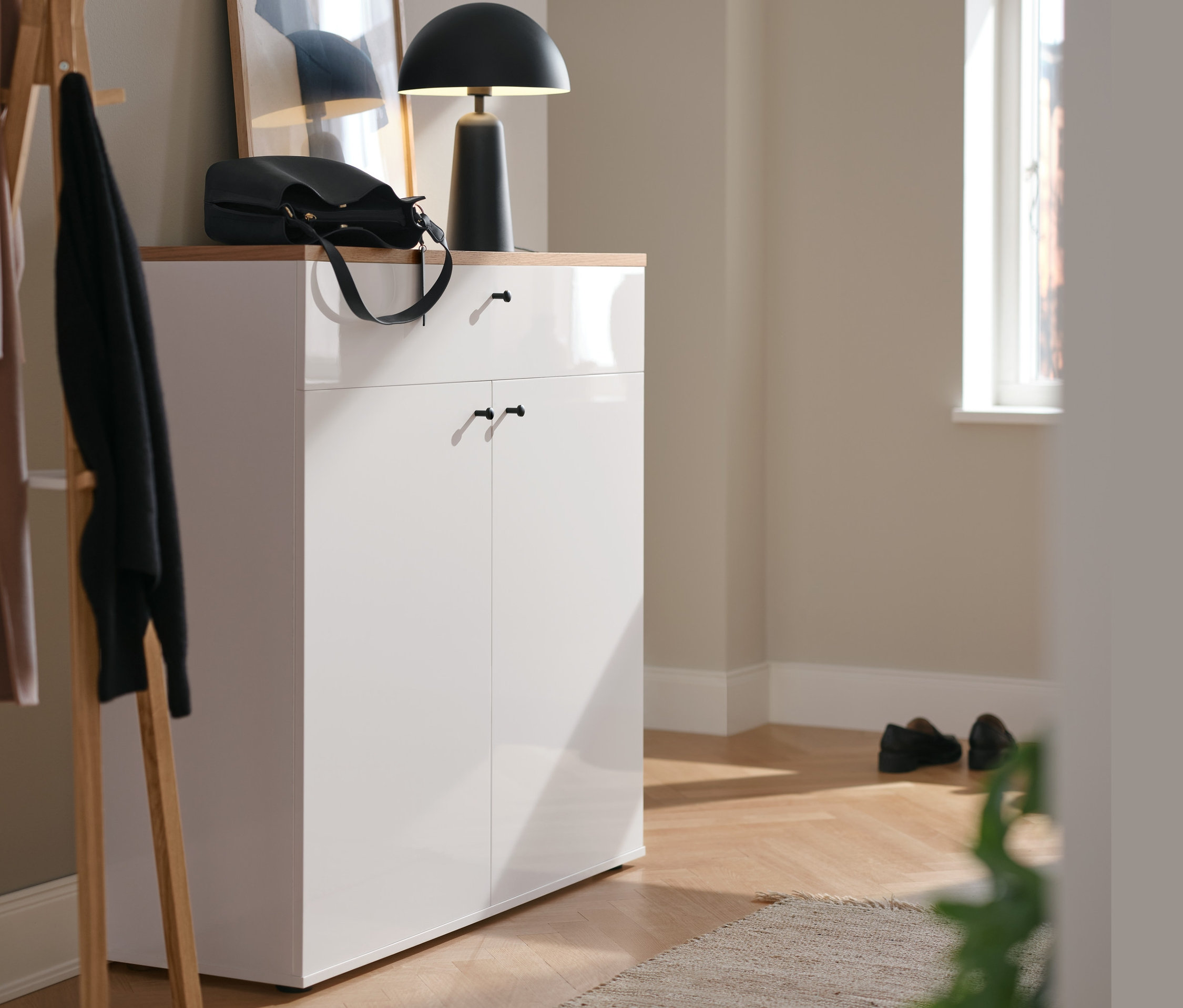 Vstupná hala so skrinkou na topánky »Bekeson« a stojanom na oblečenie.