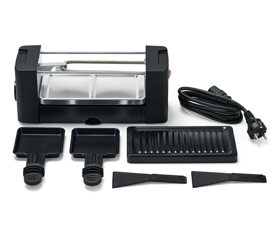 Čierny raclette gril pre dvoch s panvičkami, špachtľami a grilom.