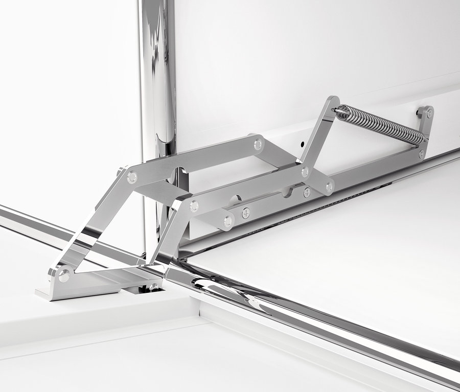 Detail bielej kovovej skrinky CN3 s výklopnými dvierkami a kovovým mechanizmom.