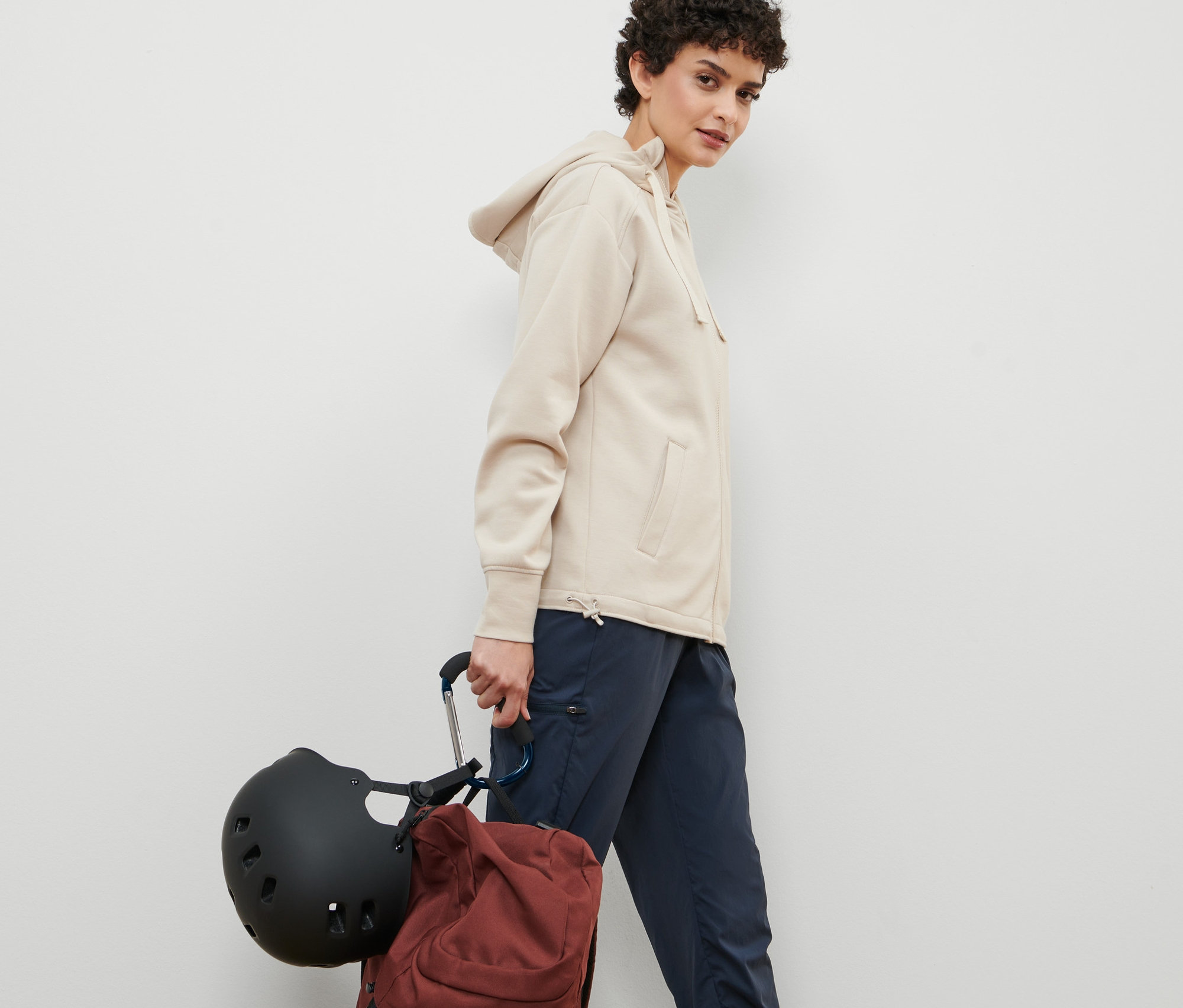 Žena kráča a nesie helmu a batoh pripevnené karabínami XXL, 2 ks.