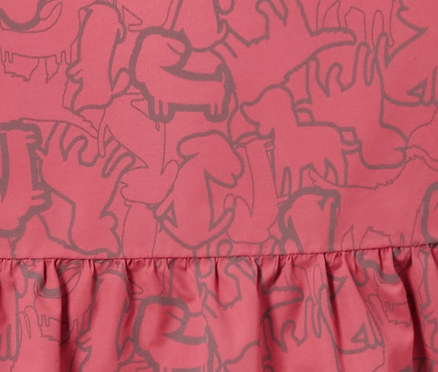 Detail detskej termobundy do dažďa s reflexnými prvkami a vzorom zvierat.