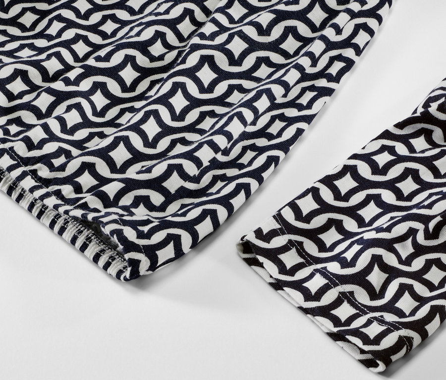 Detail námornícke modrého blúzkového trička s potlačou.