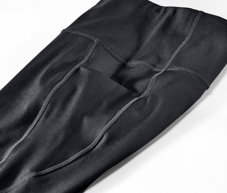 Detailný záber na čierne trojštvrťové športové legínsy.