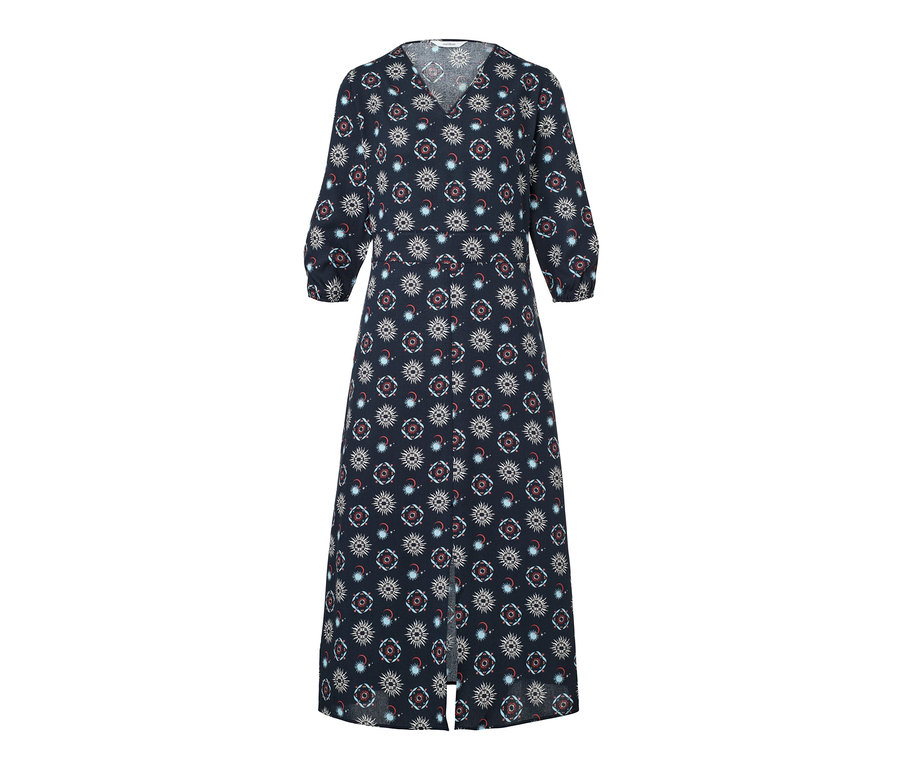 Tmavo modré šaty s potlačou.