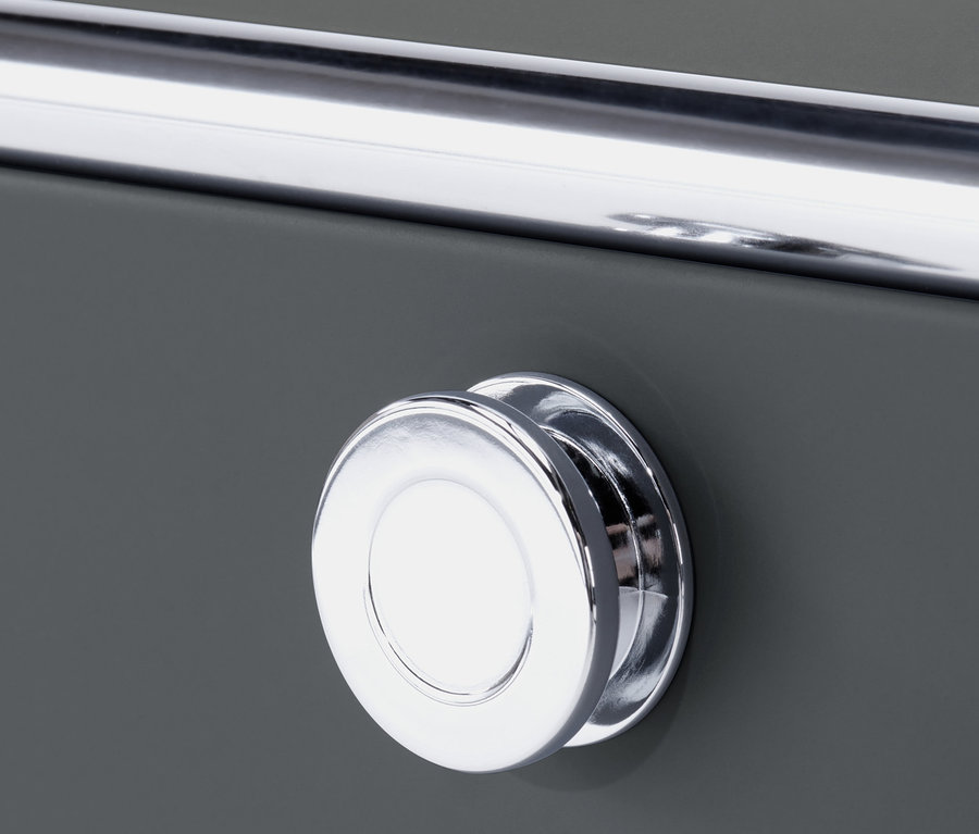 Detail šedej odkladacej skrinky »CN3« s chrómovanou rukoväťou a okrúhlym gombíkom.