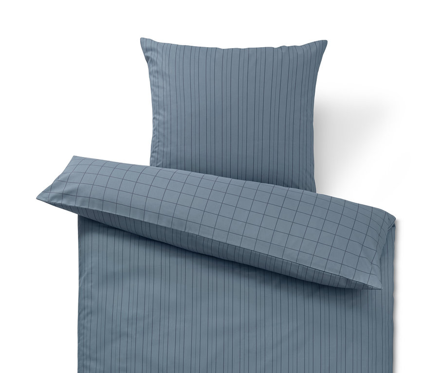 Modrá pruhovaná posteľná bielizeň z renforcé štandardnej a nadmernej veľkosti.