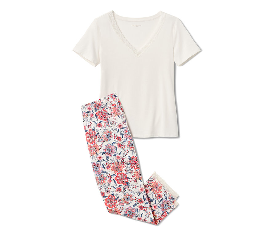 Biele pyžamo s krátkym rukávom a nohavicami s kvetinovou potlačou.