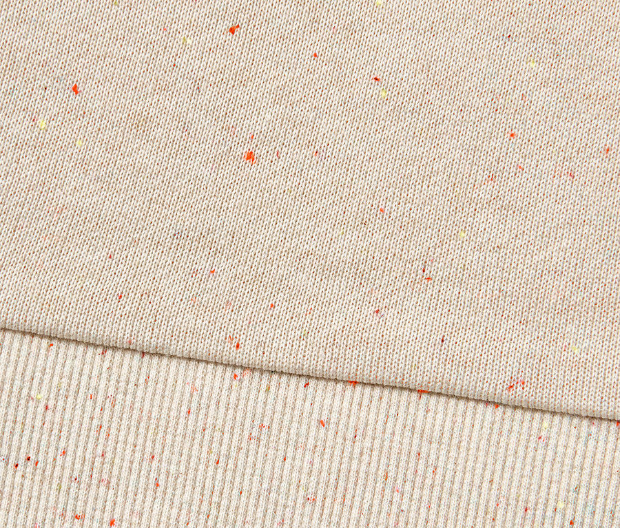 Detail krémovej detskej mikiny.