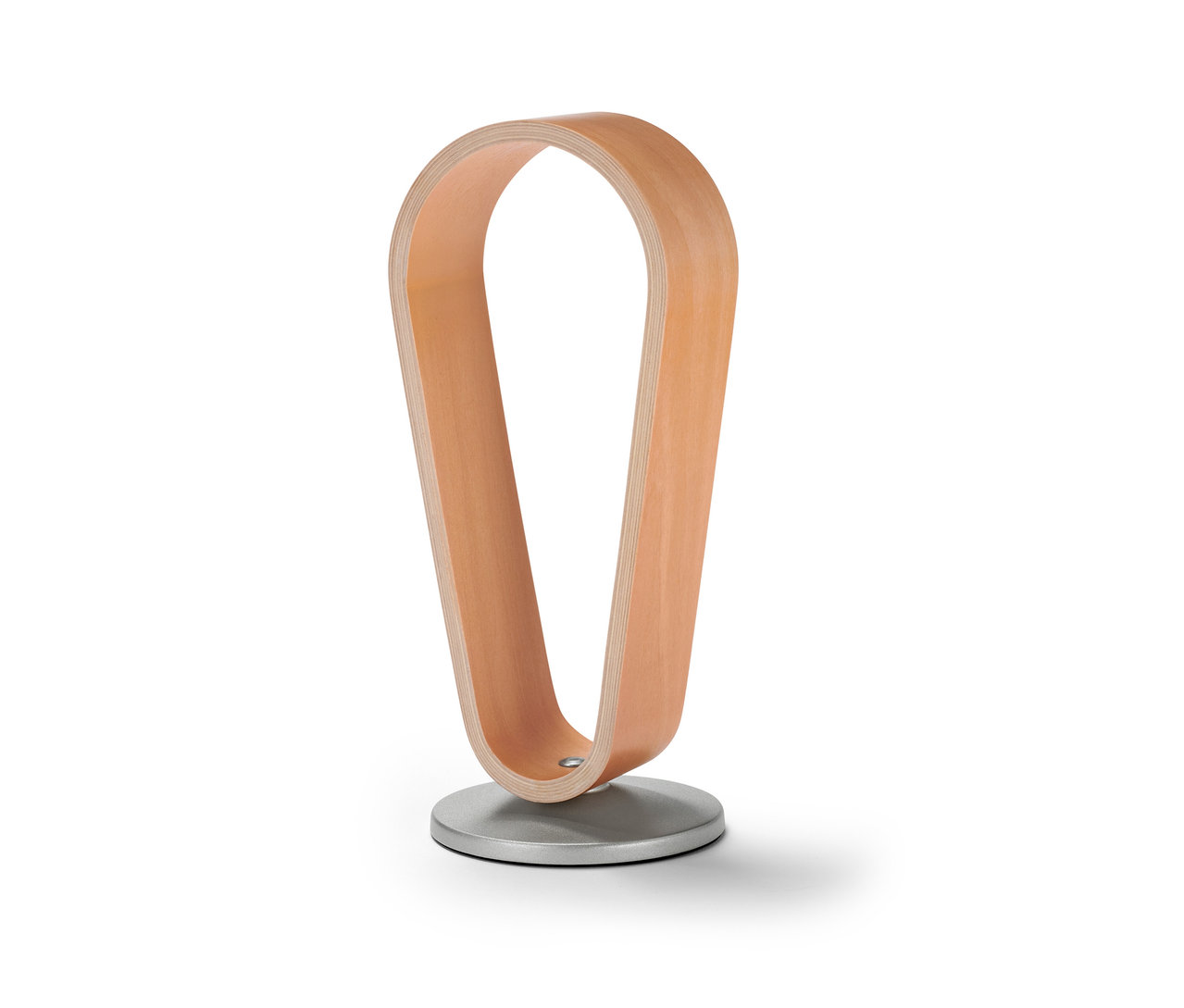 Svetlohnedý drevený stojan na slúchadlá s okrúhlou, striebornou základňou.