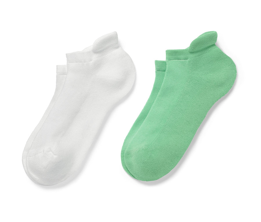 Dva páry krátkych športových ponožiek bielej a zelenej farby.