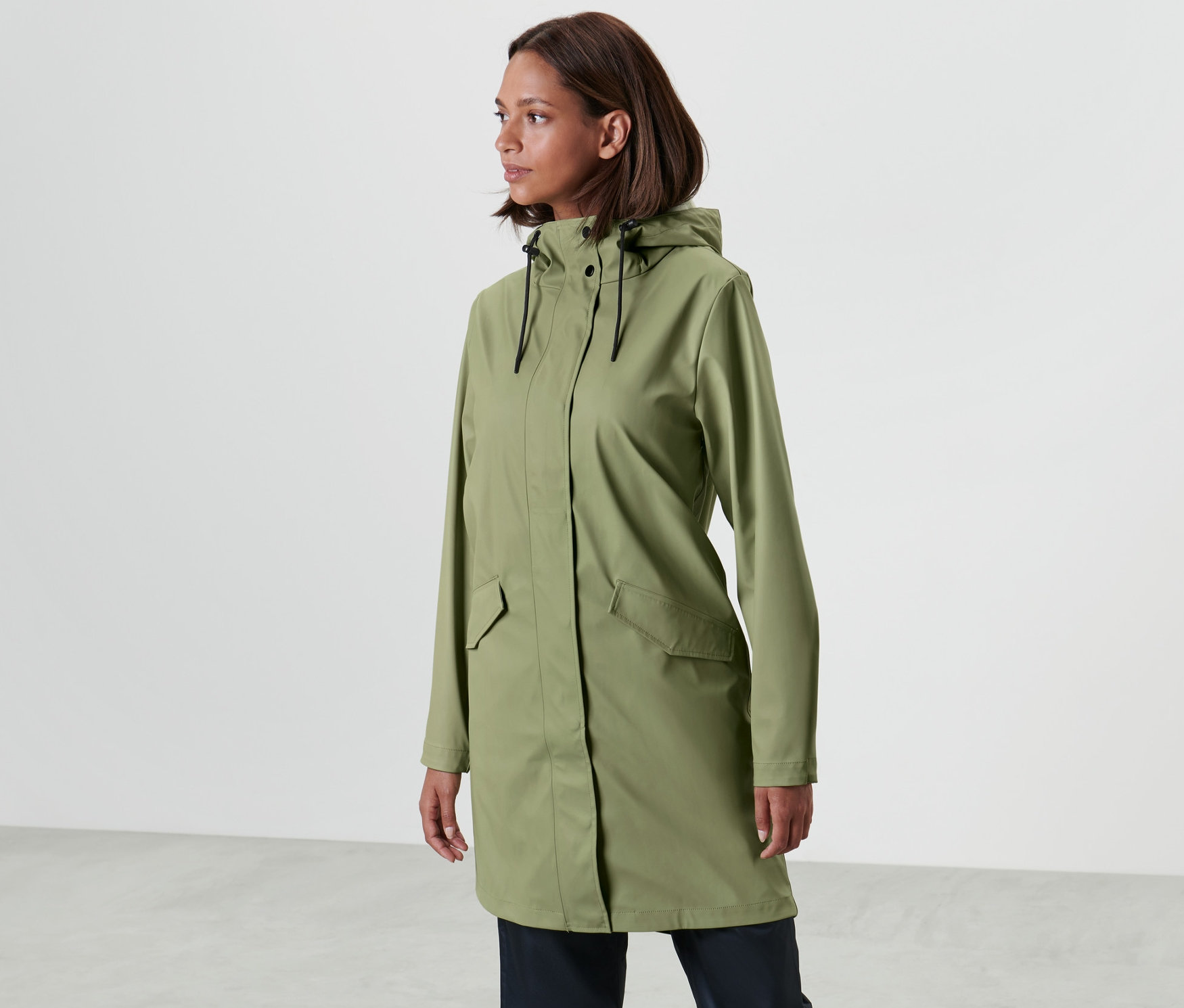 Žena pózuje v parke do dažďa »Friesennerz«.