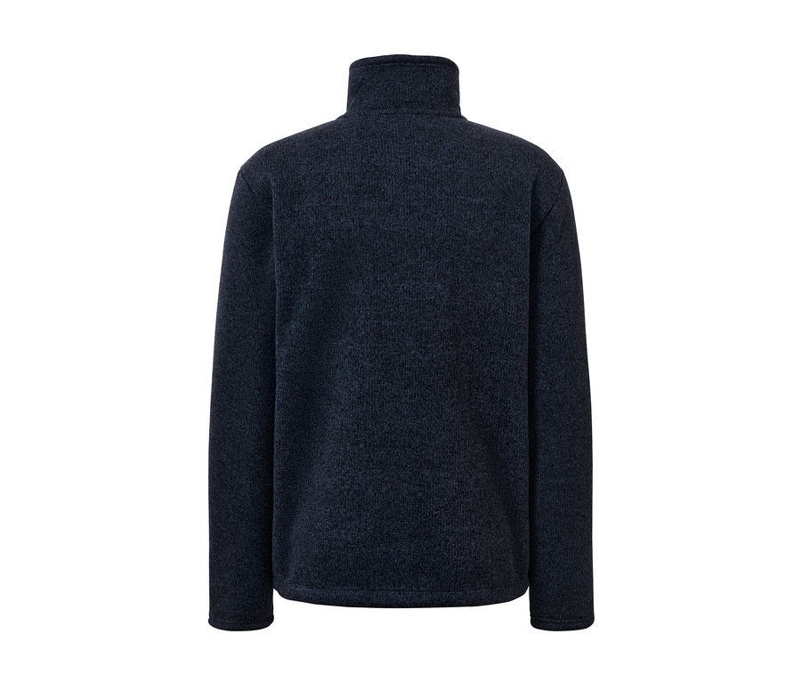 Detailný pohľad zozadu na bundu z pleteného flaušu.