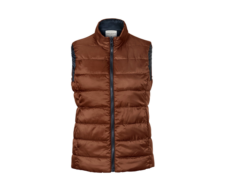 Hnedá obojstranná prešívaná vesta so zipsom v strede.