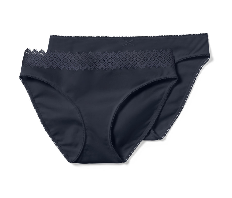 Dvoje tmavomodré nohavičky.