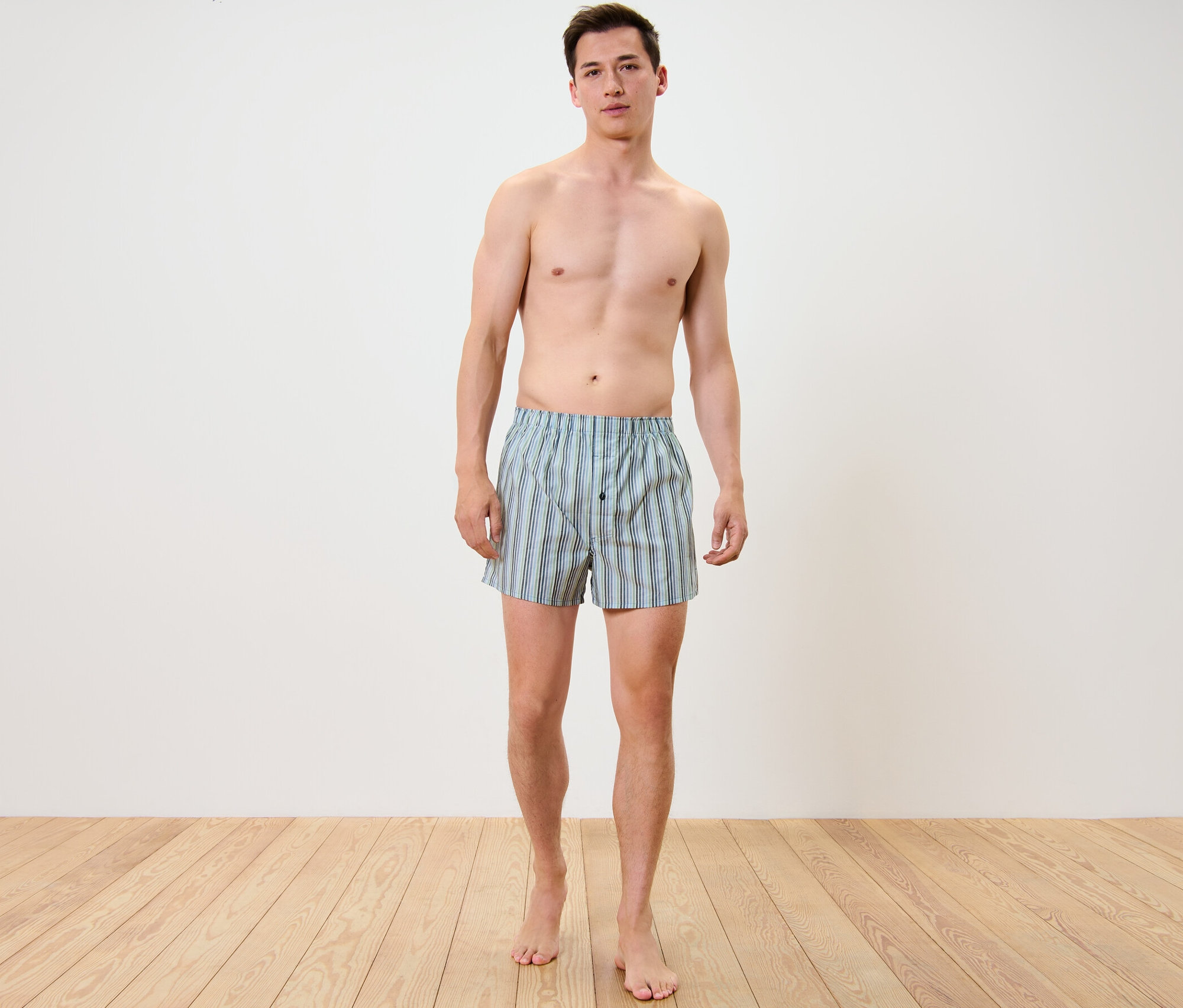 Muž stojí a má na sebe tkané boxerky, 2 ks.