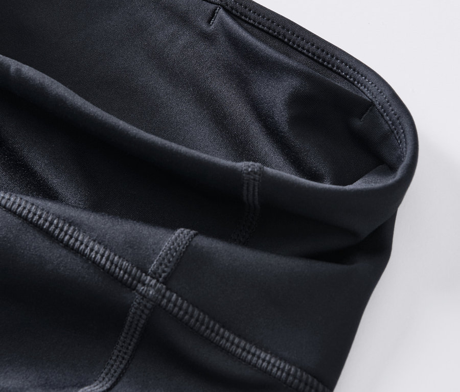 Detailný záber na trojštvrťové športové legíny.