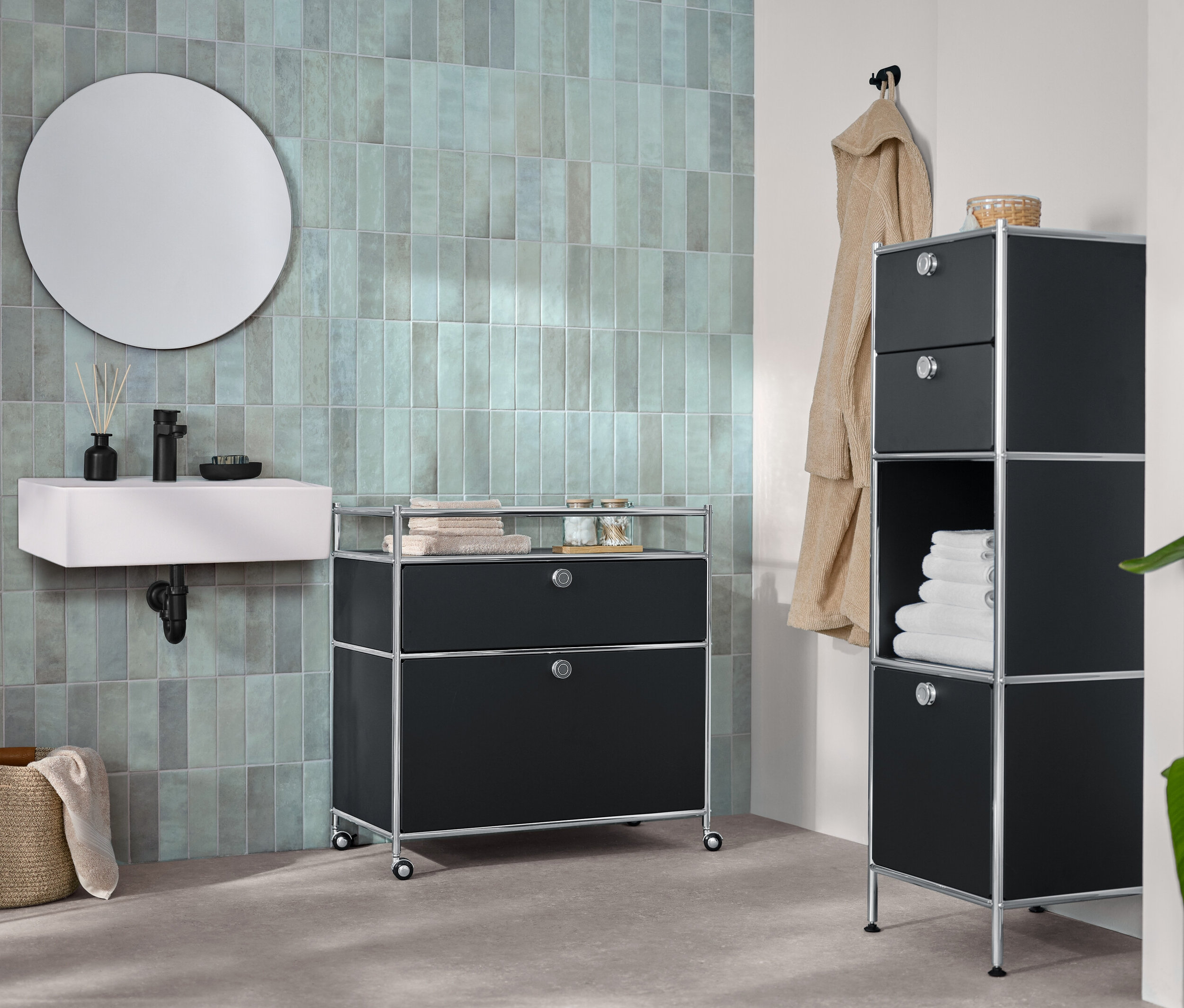 V kúpeľni stojí úzka kovová komoda »CN3« s 2 zásuvkami a 1 výklopným priečinkom a kovová komoda »CN3« s 1 zásuvkou a 1 výklopným priečinkom.