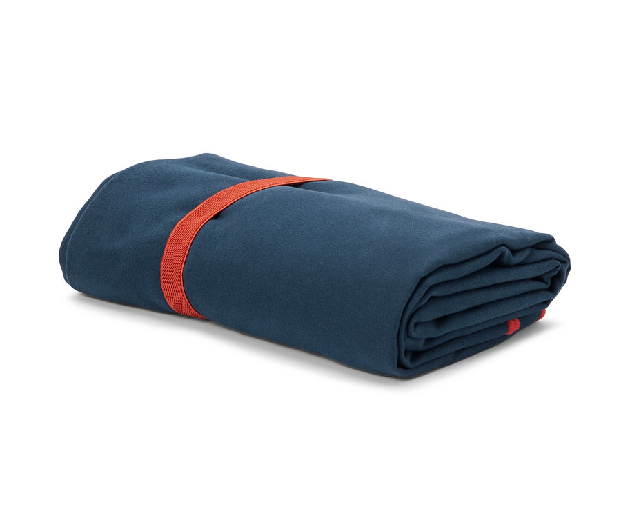 Zrolovaný outdoorový uterák, cca 100 x 180 cm, obopnutý oranžovým popruhom.