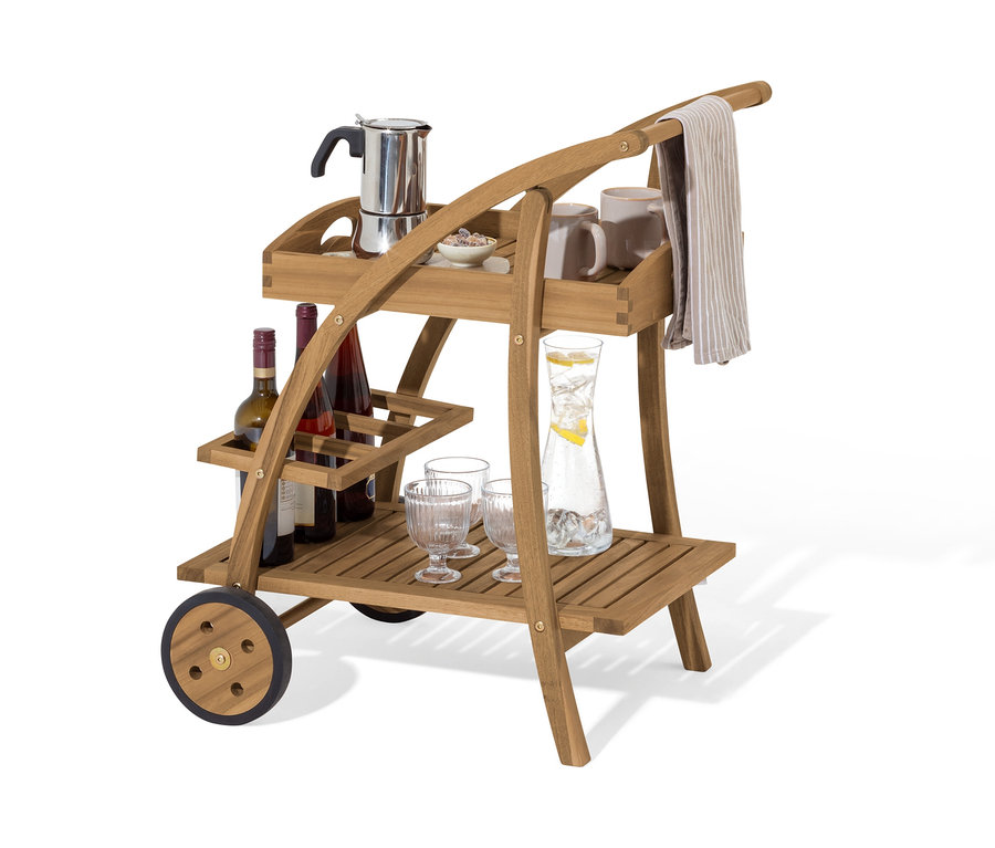 Dvojposchodový barový vozík s odnímateľnou podnosom. Na hornej polici je kávovar, cukor a dva hrnčeky. Na spodnej polici sú dva poháre, karafa s vodou a tri fľaše vína.