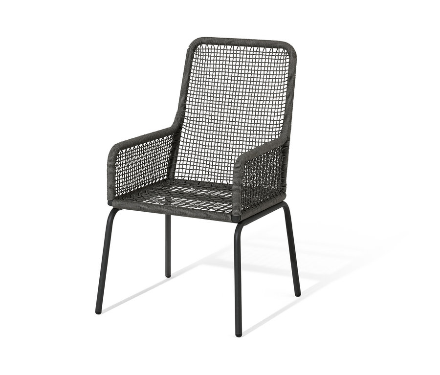 Čierna stolička s vysokým operadlom s textilným výpletom.