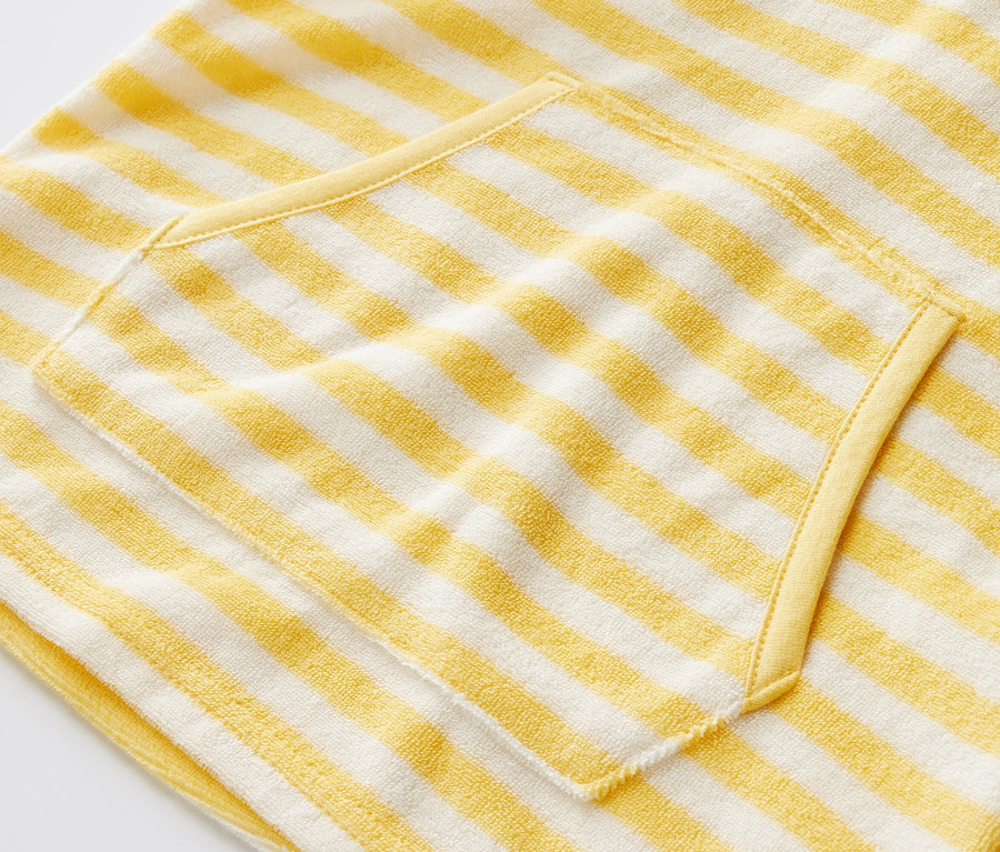 Detail detského froté ponča s prúžkami a vreckom.