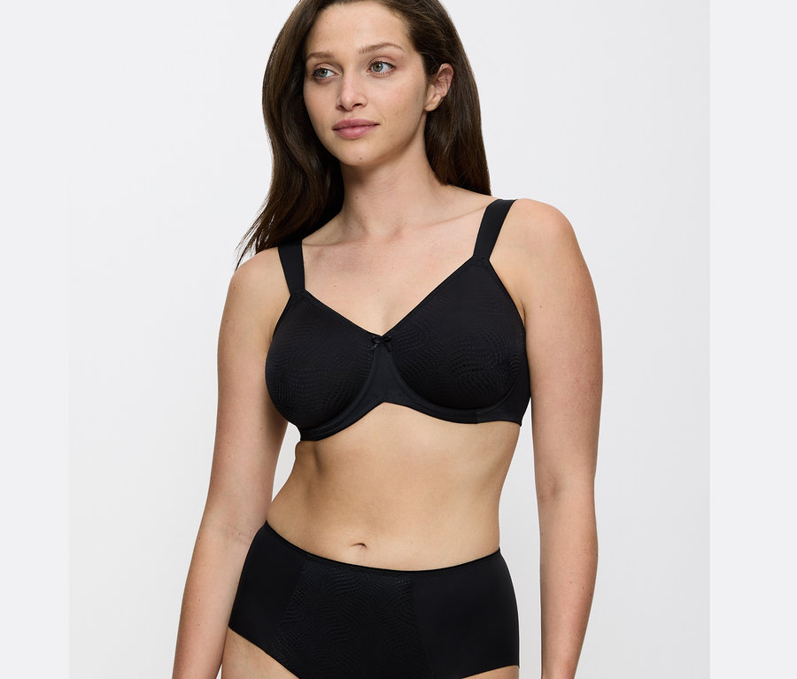 Portrét ženy v čiernej podprsenke Triumph Essential »Minimizer W X«.