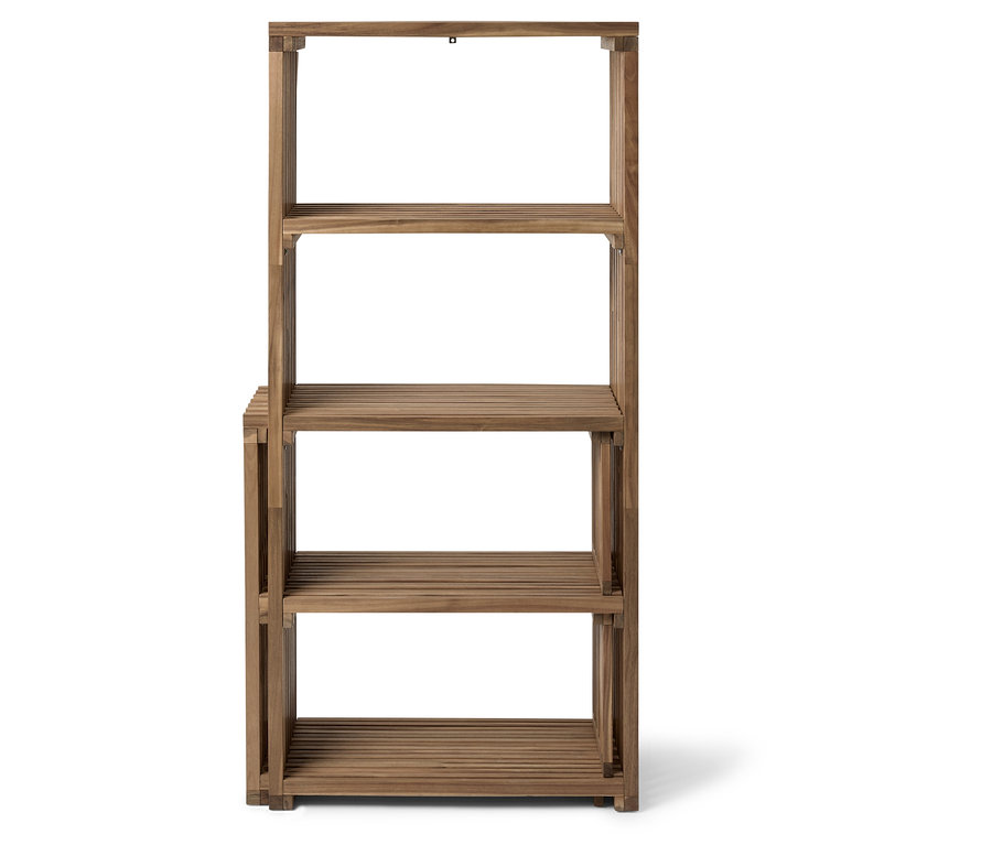 Drevený regál so štyrmi policami.