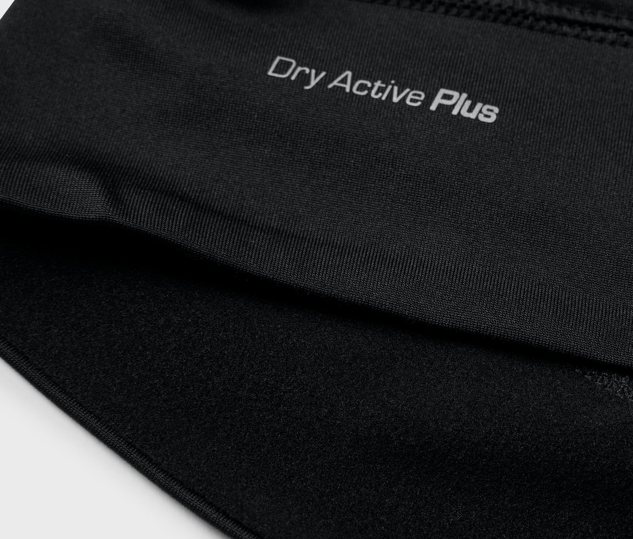 Detailný záber na termo funkčnú čiapku, čierna farba.