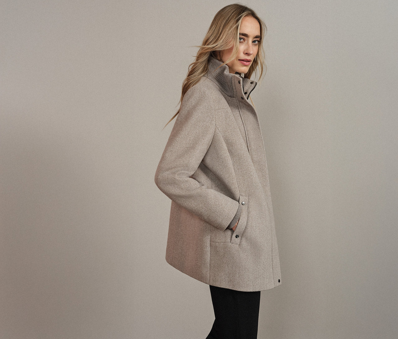 Žena v béžovom krátkom kabáte Street One s rukou vo vrecku.