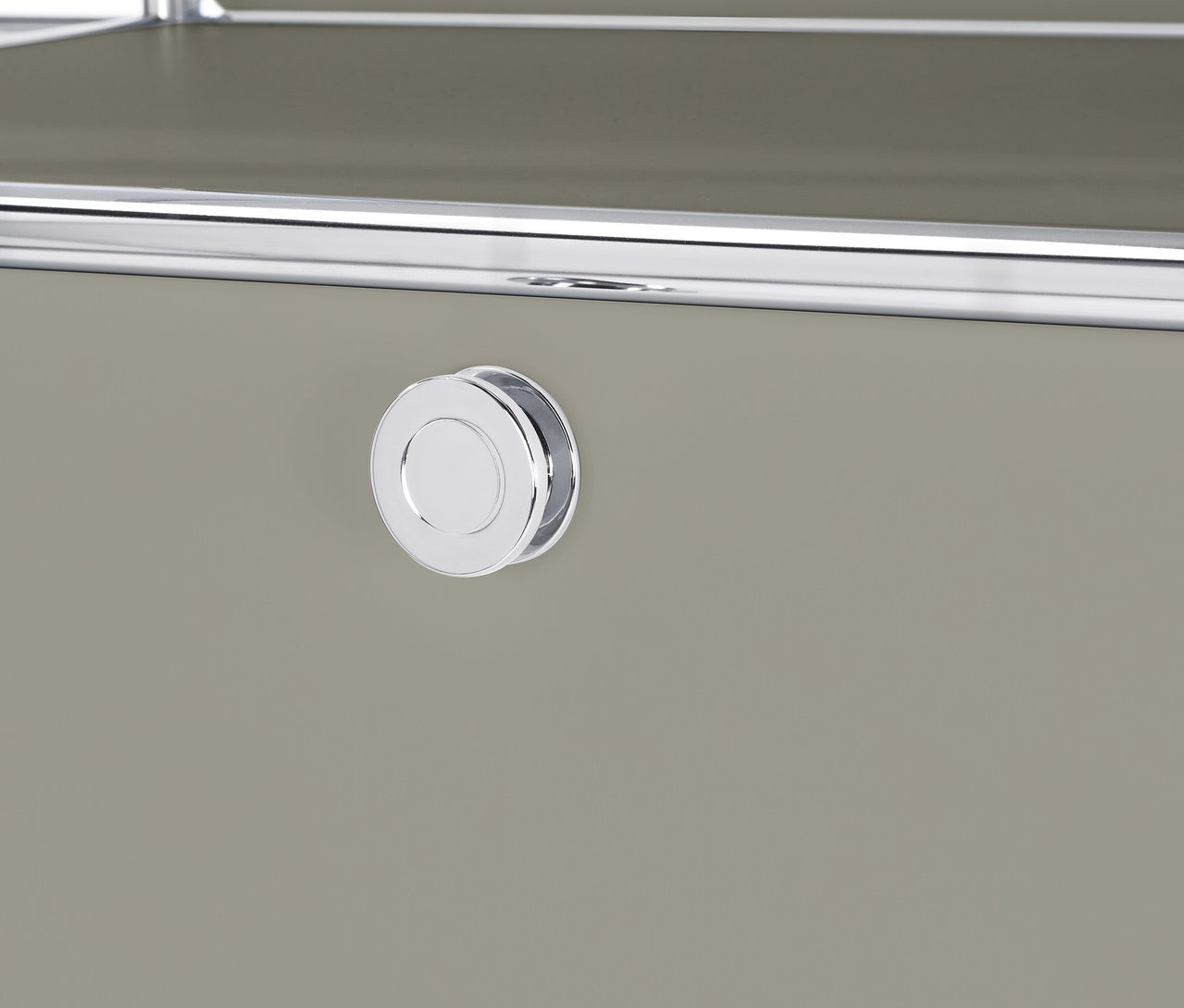 Detail šedej kovovej šatníkovej skrine »CN3« s 2 vyklápacími priehradkami a 2 zásuvkami.