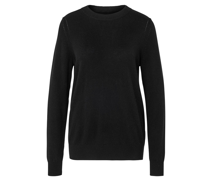 Čierny pletený sveter s dlhým rukávom.