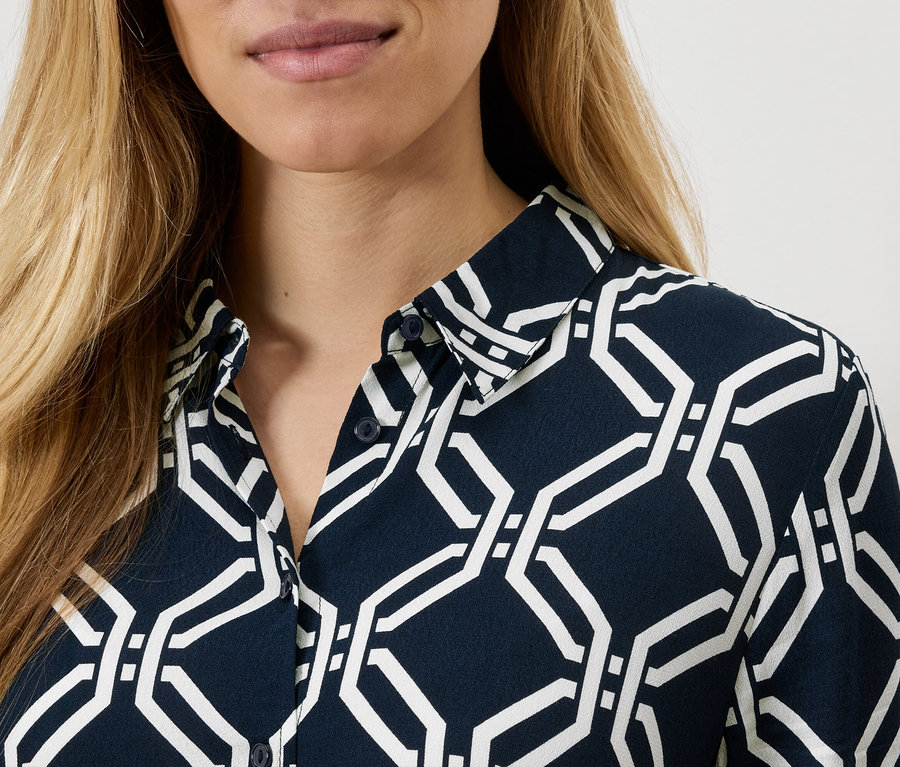 Detail dámskej košele s geometrickým vzorom.