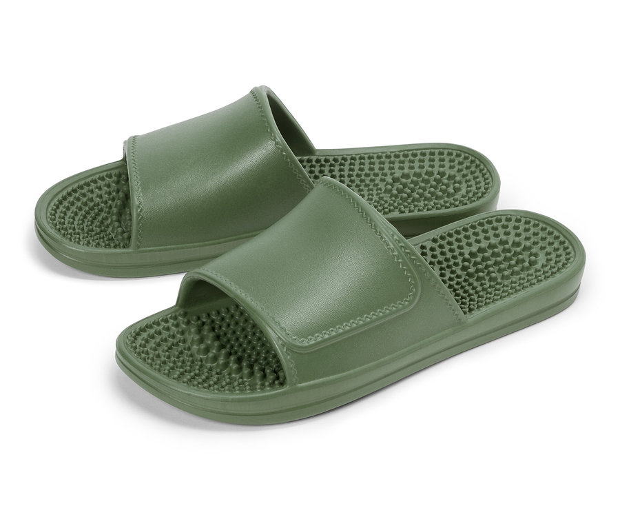 Dve olivovo zelené masážne sandále ležia na bielom pozadí.