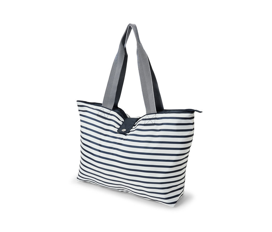 Skladacia plážová taška s modrými a bielymi pruhmi a sivými rúčkami.