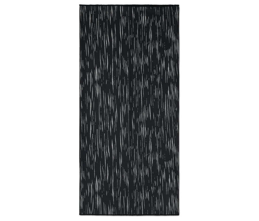 Čierny uterák s bielym vzorom.