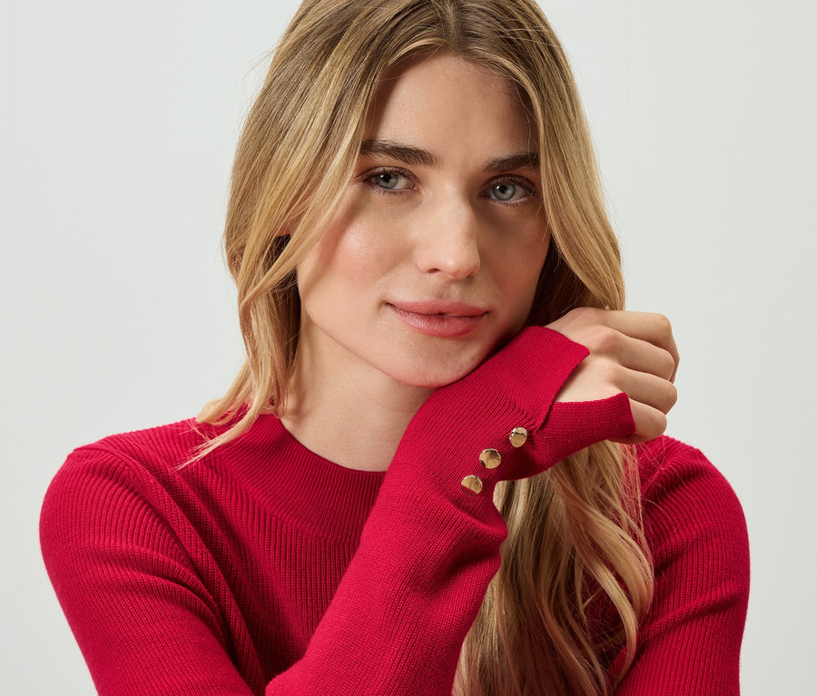 Portrét blondínky v červenom svetri.