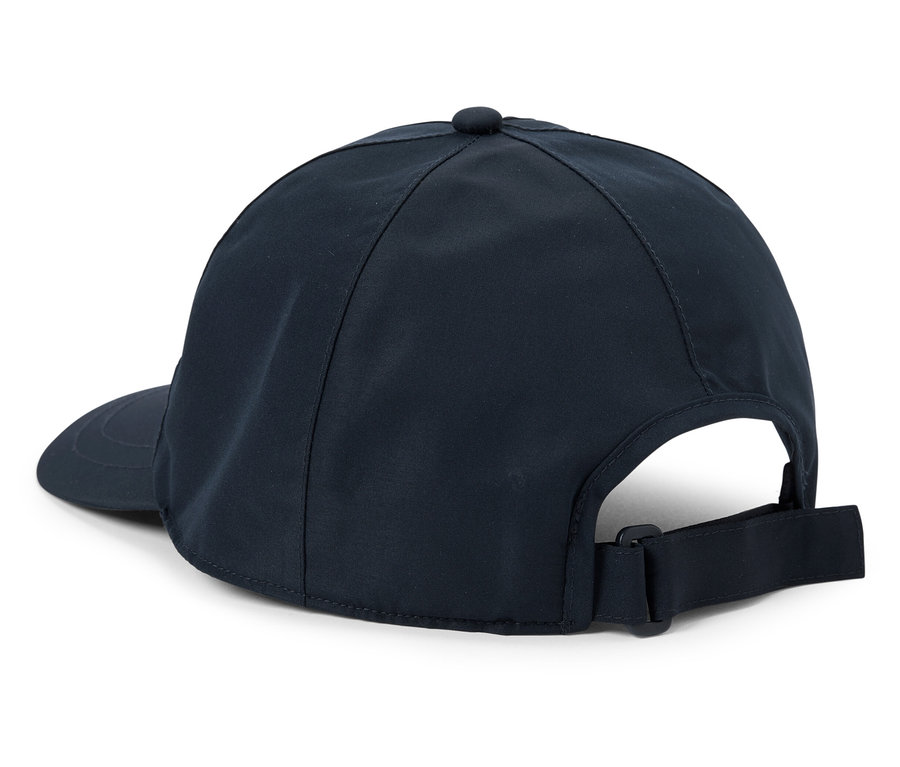 Detail zadnej strany tmavomodrej šiltovky s nastaviteľným pásikom.