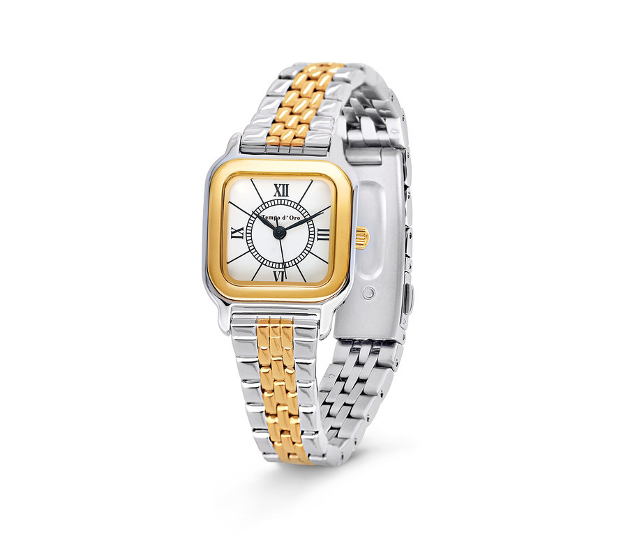 Detailný záber na dámske dvojfarebné hodinky z nehrdzavejúcej ocele so štvorcovým ciferníkom zlatej farby.