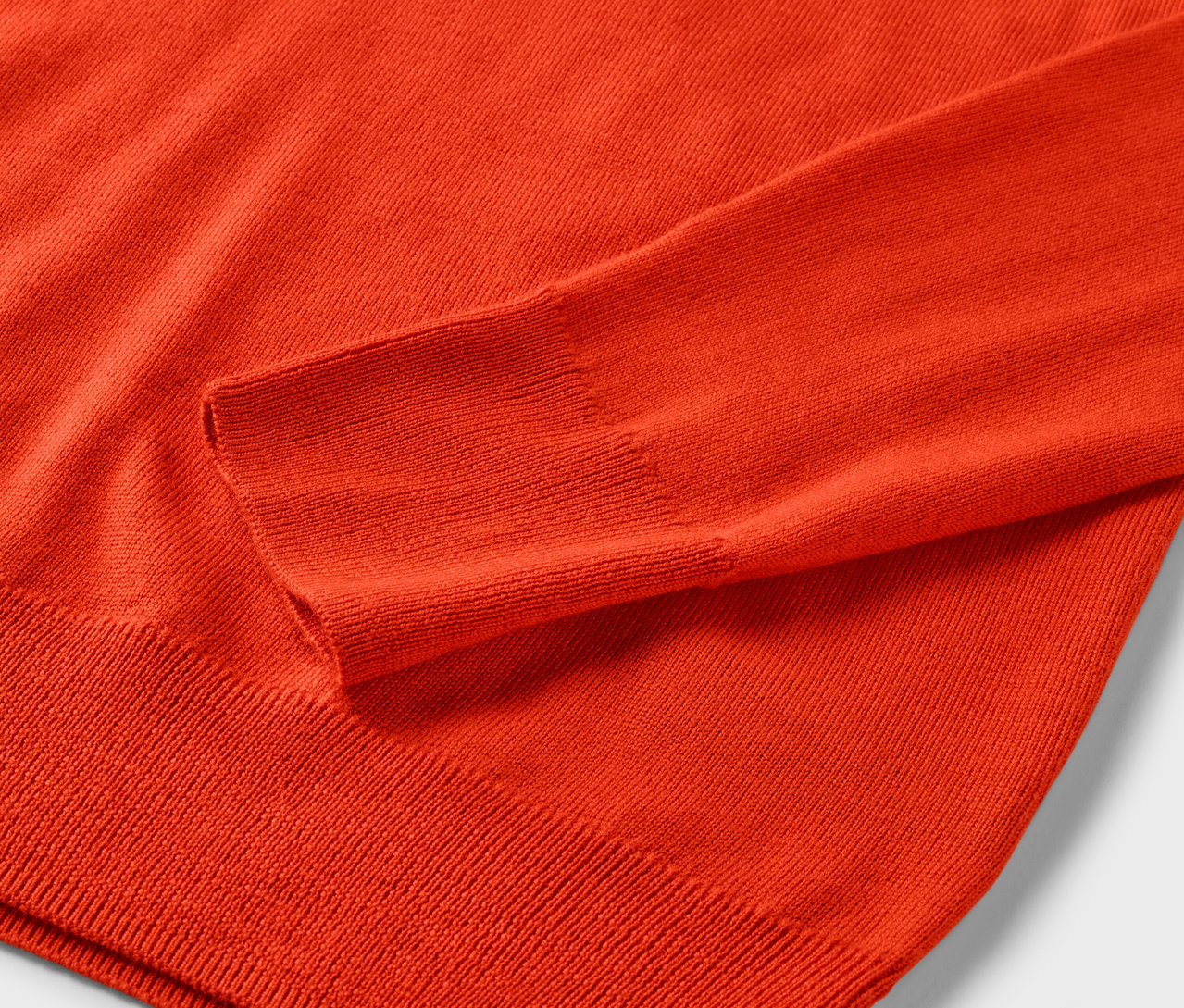 Detailný pohľad na oranžový pletený pulóver Mernio.