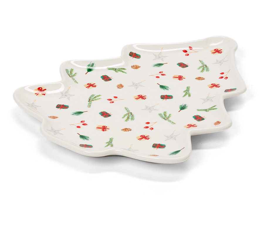 Biely tanier v tvare vianočného stromčeka s vianočnými motívmi.